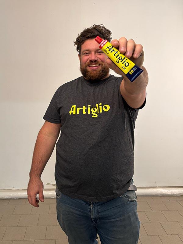 Rulof posa come brand ambassador per Artiglio